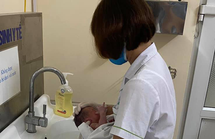 Loi ke nhan chung vu be so sinh bi me vut bo vao giua khe tuong