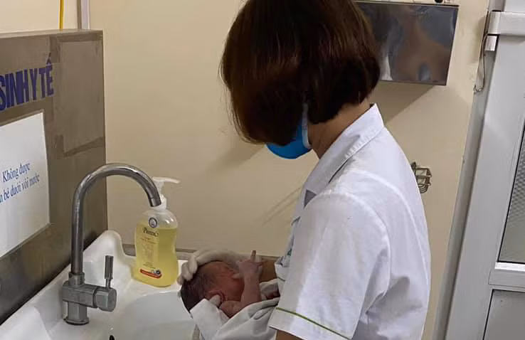 Loi ke nhan chung vu be so sinh bi me vut bo vao giua khe tuong