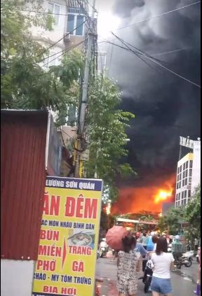 Do Công ty JAANH VINA chuyên sản xuất sơn, véc ni và các chất sơn nên nhà xưởng chứa nhiều vật liệu là "mồi ngon" của lửa, khiến việc chữa cháy gặp nhiều khó khăn.