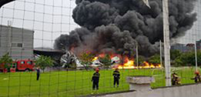 Thấy vậy người dân đã nhanh chóng báo tin cho lực lượng chức năng. 