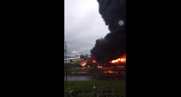 Sau khoảng 1 giờ, đám cháy đã cơ bản được khống chế. Lửa đã thiêu rụi một số nhà xưởng, rất may không có thiệt hại về người.