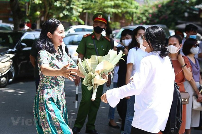 Nhờ vậy, phụ huynh của nhiều em học sinh cũng cảm thấy an tâm và chúc mừng. (Ảnh: Phúc Tá/Vietnam+)
