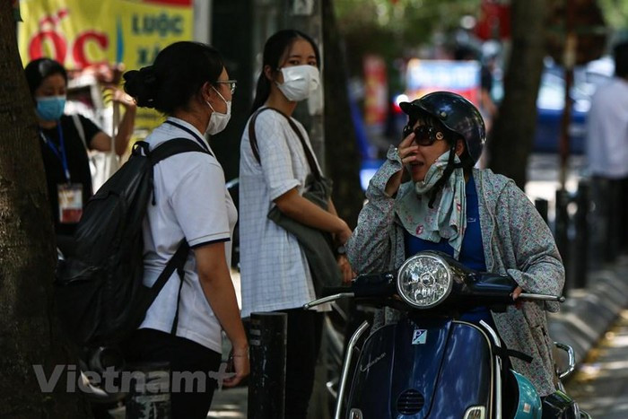 Những lời động viên và hỏi thăm luôn đi kèm khi phụ huynh đón thí sinh tại điểm thi. Sau buổi sáng, các em cần nghỉ ngơi tốt để tiếp tục bước vào thi môn thi cuối cùng trong buổi chiều. (Ảnh: Phúc Tá/Vietnam+)
