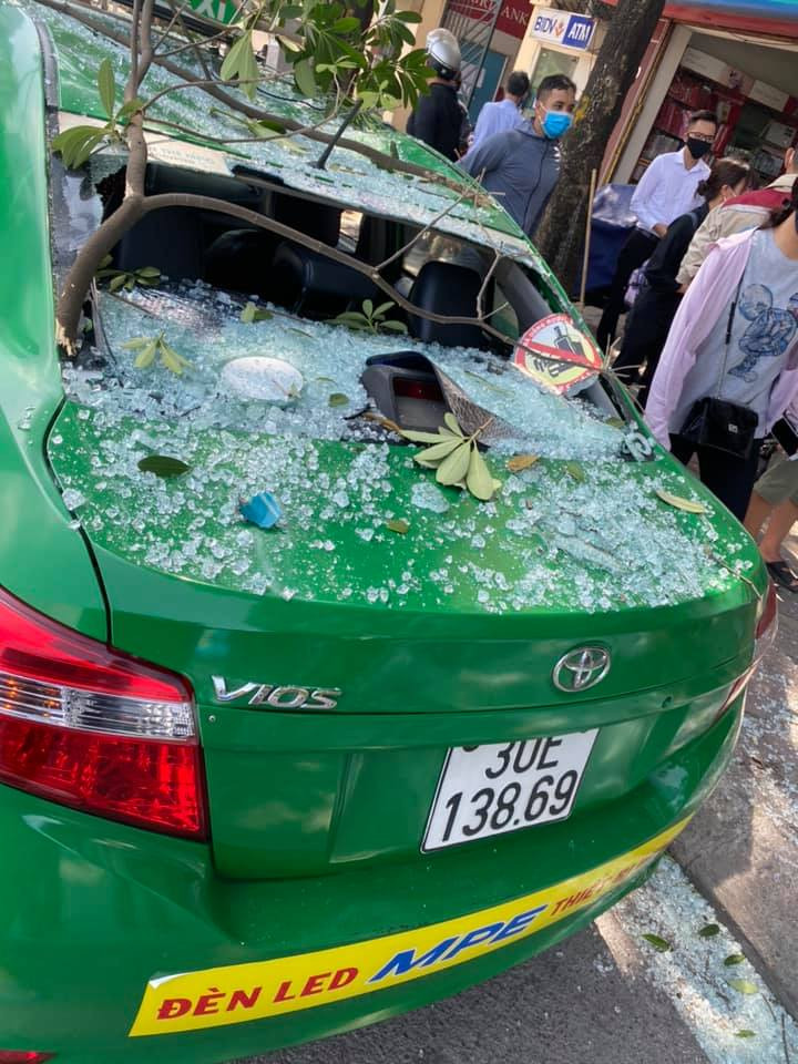 Cũng tại hiện trường một chiếc taxi bị vỡ kính sau do cành cây, kính trên căn nhà này rơi xuống.