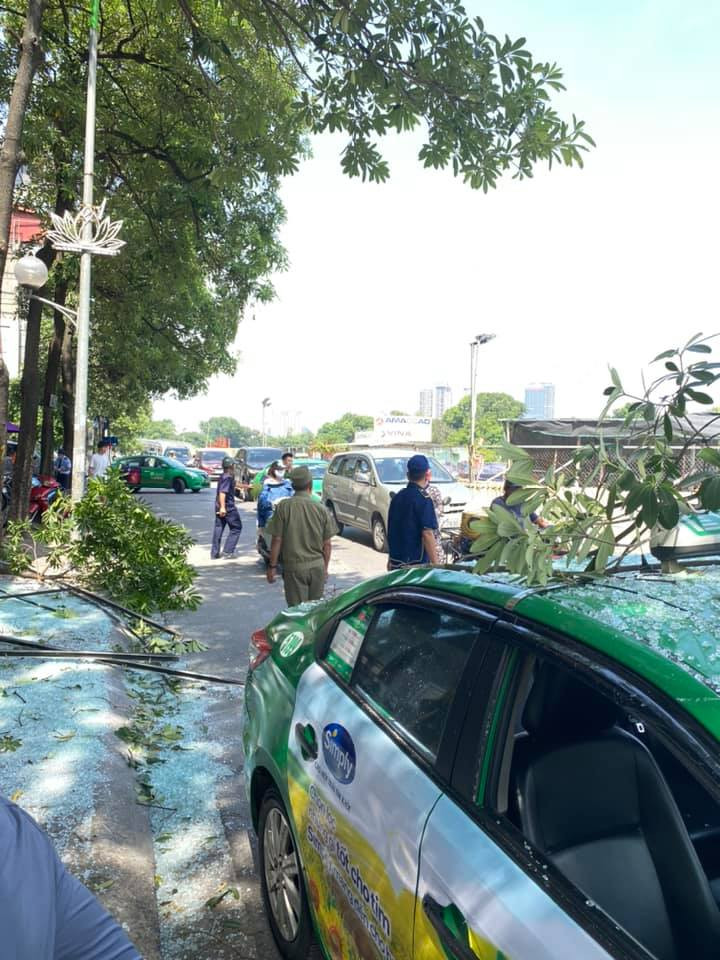 Vụ việc đã khiến 2 người ở trong căn nhà trên bị bỏng phải đưa vào bệnh viện Giao Thông vận tải cấp cứu. Vụ nổ còn khiến đường tại đây tắc trong thời gian dài.