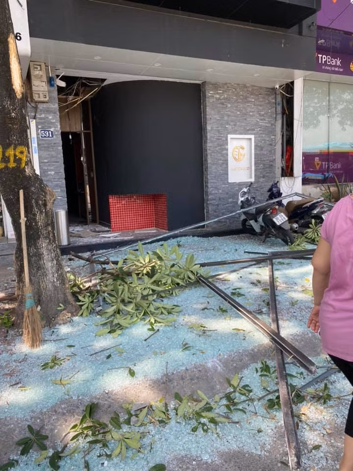 Tại hiện trường, nhiều mảnh kính vỡ nằm la liệt bên ngoài cửa.