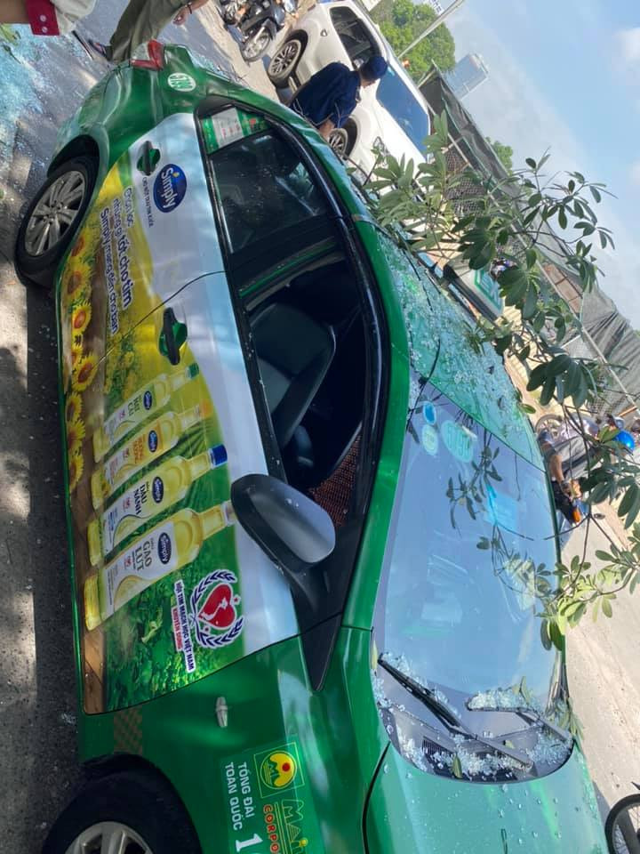 Ông Mai Văn Tựa (59 tuổi) bảo vệ tòa nhà bên cạnh cho biết, ông nghe tiếng nổ lớn như bom phát ra từ ngôi nhà. Khi chạy ra thì thấy kính vỡ vụn, chiếc xe taxi bị chọc thủng nóc.