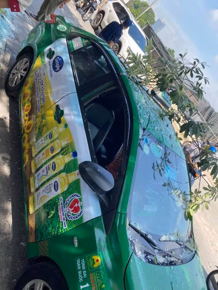 Ông Mai Văn Tựa (59 tuổi) bảo vệ tòa nhà bên cạnh cho biết, ông nghe tiếng nổ lớn như bom phát ra từ ngôi nhà. Khi chạy ra thì thấy kính vỡ vụn, chiếc xe taxi bị chọc thủng nóc.