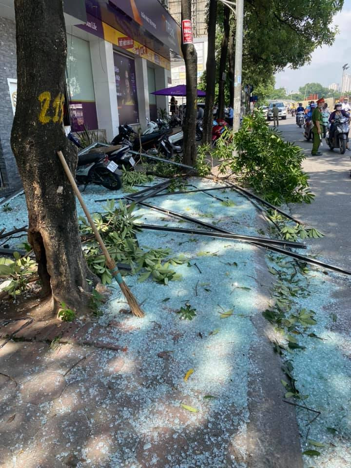 Nổ lớn đã khiến cành cây ở phía trước nhà, khung kính rơi trúng xe taxi đang lưu thông, may mắn chiếc xe chỉ bị thủng kính trên nóc, còn lái xe may mắn thoát chết.