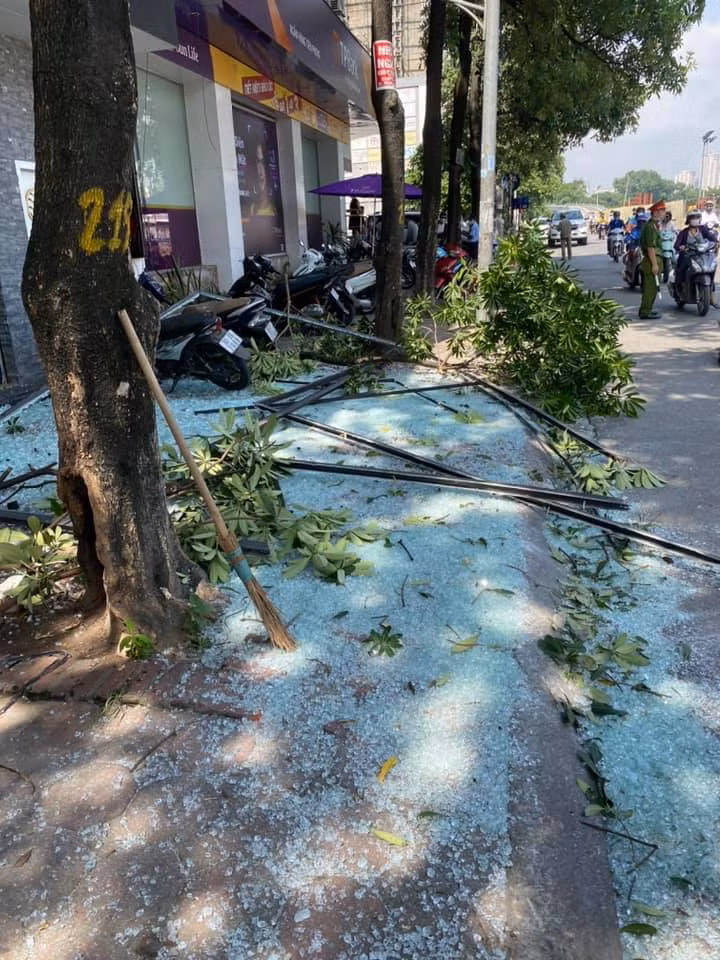 Nổ lớn đã khiến cành cây ở phía trước nhà, khung kính rơi trúng xe taxi đang lưu thông, may mắn chiếc xe chỉ bị thủng kính trên nóc, còn lái xe may mắn thoát chết.