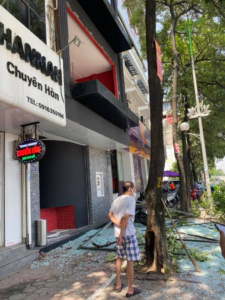 Hiện vụ nghi nổ bình gas tại phố Kim Mã đang được cơ quan chức năng điều tra, làm rõ. &gt;&gt;&gt; Xem thêm video: Nổ bình gas ba nhà sập, 1 người tử vong. Nguồn: VTC 14.