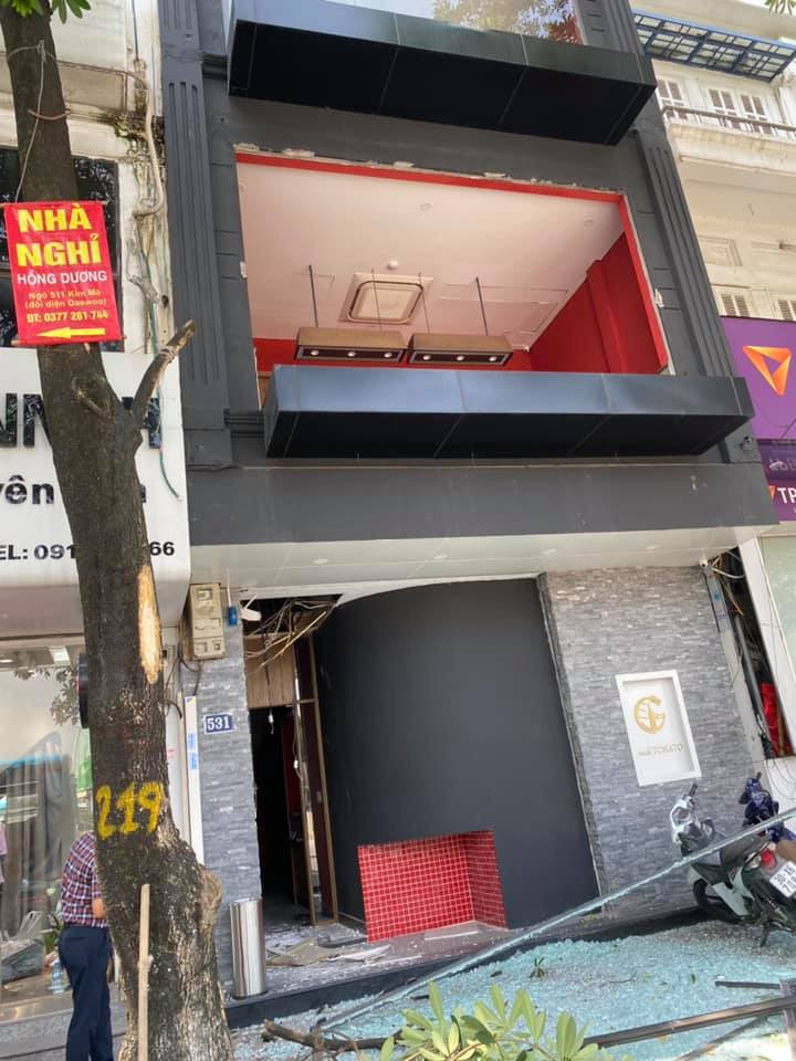 Ngay khi nhận được thông tin, các lực lượng chức năng đã đến hiện trường điều tiết giao thông, quét các mảnh kính vỡ vương vãi khắp đường và điều tra nguyên nhân vụ nổ. Bước đầu, xác định nổ bình gas dẫn tới kính tòa nhà bị kéo sập rớt ra bên ngoài đường. 