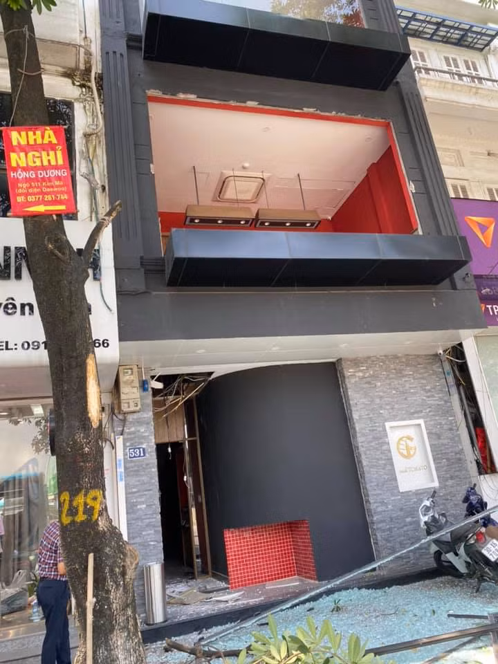 Ngay khi nhận được thông tin, các lực lượng chức năng đã đến hiện trường điều tiết giao thông, quét các mảnh kính vỡ vương vãi khắp đường và điều tra nguyên nhân vụ nổ. Bước đầu, xác định nổ bình gas dẫn tới kính tòa nhà bị kéo sập rớt ra bên ngoài đường. 