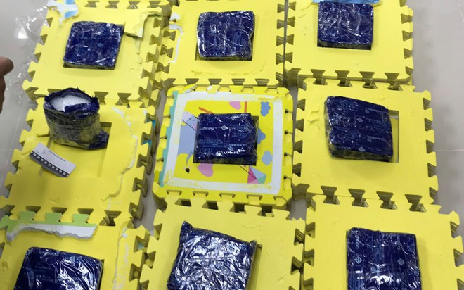  Giấu ma túy trong đồ chơi: Tháng 7/2019, qua soi chiếu hành lý nhập cảnh cửa khẩu quốc tế Mộc Bài, Chi cục Hải quan phát hiện nhiều gói tinh thể màu trắng cất giấu trong lô đồ chơi xếp hình, được vận chuyển bằng xe buýt từ Campuchia sang VN. Kết quả thử nhanh cho thấy đây là ma túy tổng hợp MDMA (còn gọi là thuốc lắc), tổng cộng khoảng 8 kg. 