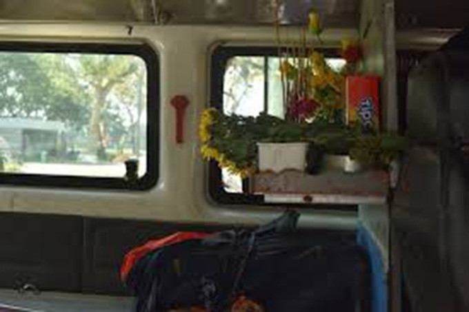 Khoảng 14h ngày 2/2, Công an tỉnh Thừa Thiên Huế huy động nhiều lực lượng đã bắt Quàng Văn Tiến và Lường Văn Thành tại đường Lê Lợi. Công an phát hiện trên chiếc xe phục vụ tang lễ, Tiến và Thành giấu 70 gói ma túy với 14.000 viên hồng phiến trong các tiểu sành dùng đựng hài cốt.