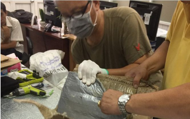  Ma túy được "cất giấu" tinh vi trong quà biếu tặng: Trong hai ngày 25 và 26/6/2019, Đội Kiểm soát phòng, chống ma túy- Cục Hải quan TP.HCM chủ trì, phối hợp với Chi cục Hải quan Chuyển phát nhanh, Đội 6-Cục Điều tra chống buôn lậu-Tổng cục Hải quan và Phòng PC04-Công an TPHCM kiểm tra 7 bưu kiện nhập khẩu. 