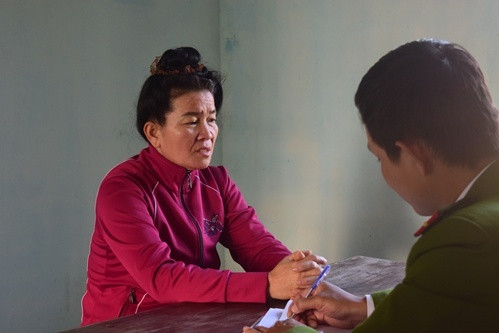  Thuê xe tang lễ, giấu ma túy trong tiểu đựng hài cốt: Ngày 13/2, Công an tỉnh Thừa Thiên Huế đã khởi tố vụ án, khởi tố bị can, bắt Quàng Văn Tiến (23 tuổi) và Quàng Thị In (52 tuổi, cùng trú tỉnh Điện Biên) về tội Mua bán trái phép chất ma túy; Lương Văn Thành (18 tuổi, tỉnh Điện Biên) về tội Vận chuyển trái phép chất ma túy.