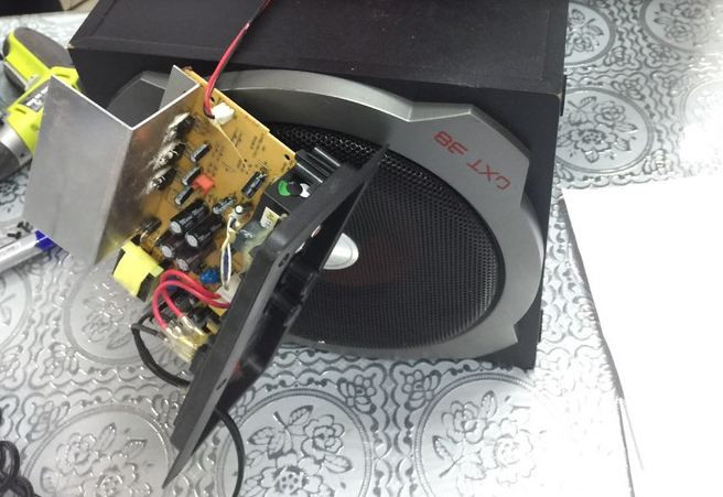 7 bưu kiện này được gửi từ Pháp, Đức, Thái Lan về TPHCM thông qua dịch vụ bưu chính quốc tế và chuyển phát nhanh, núp bóng dưới dạng quà biếu cá nhân phi mậu dịch. Các đối tượng trong đường dây ma túy quốc tế đã sử dụng thủ đoạn gửi hàng ghi tên người nhận và địa chỉ không có thật trên vận đơn và bưu kiện hòng qua mắt lực lượng chức năng.