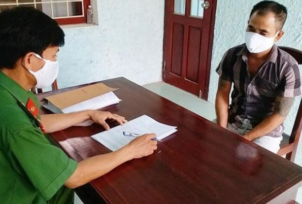 Vác dao rượt cán bộ, đánh công an chống lệnh cách ly: Nguyễn Văn Thiện (37 tuổi), chủ quán cà phê Ba Cô Gái ở khu phố Tân Thuận, thị trấn Vân Canh (huyện Vân Canh) có 4 tiền án về tội cố ý gây thương tích và 1 lần được đưa đi giáo dưỡng.