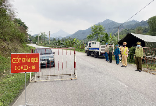 Tối ngày 13/4, sau khi ăn nhậu về, Quân cùng bạn không đội mũ bảo hiểm đi qua chốt kiểm dịch tại chân cầu vượt KCN Tiên Sơn. Tại đây, khi được yêu cầu dừng xe kiểm tra thân nhiệt, đối tượng Quân đã có hành vi chống đối và xô ngã một chiến sỹ công an làm nhiệm vụ.