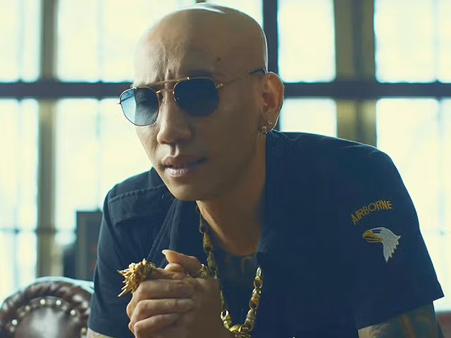 Phú Lê được đàn em tên Thụy cho biết, nhà của Đào Chi Lê ở quê có mẹ và dì của Đào ở đó. Sau đó Phú Lê chỉ đạo đàn em: "Nếu như gặp con Đào thì đánh nó" Thụy nói theo "Nhưng nếu không gặp cái Đào thì sẽ đánh mẹ, dì cái Đào" và tôi đã đồng ý, tuy nhiên tối nói với Thụy không được đánh vào đầu hoặc những phần có thể gây chết người và chỉ được vụt cảnh cáo vào chân tay thôi".