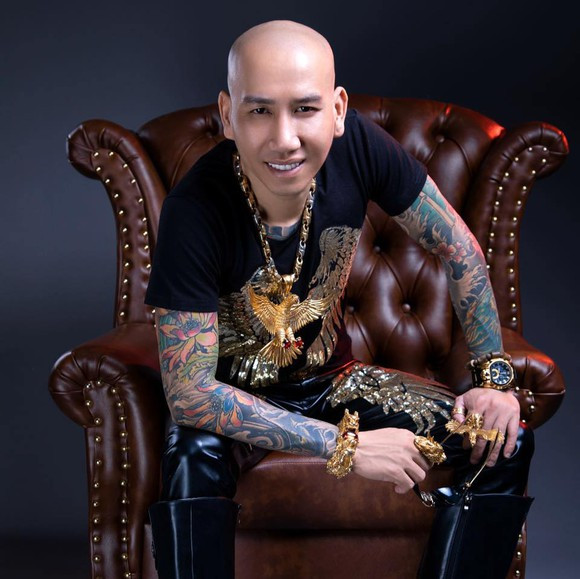 Trong lúc đang ngồi ăn giỗ, lúc đó mở máy lên thì thấy Đào Chi Lê đang livestream trên facebook đứng trước cửa nhà tôi với 2 đến 3 anh em, xăm trổ chửi bới sỉ nhục vợ chồng tôi.