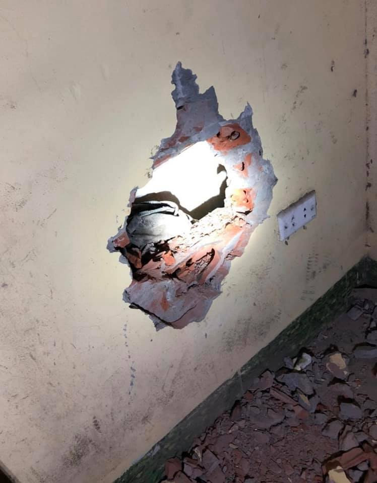 Do khe tường quá hẹp, lực lượng chức năng đã phải đục tường để đưa cháu ra ngoài với nỗ lực bằng mọi cách bảo đảm an toàn cho cháu. 