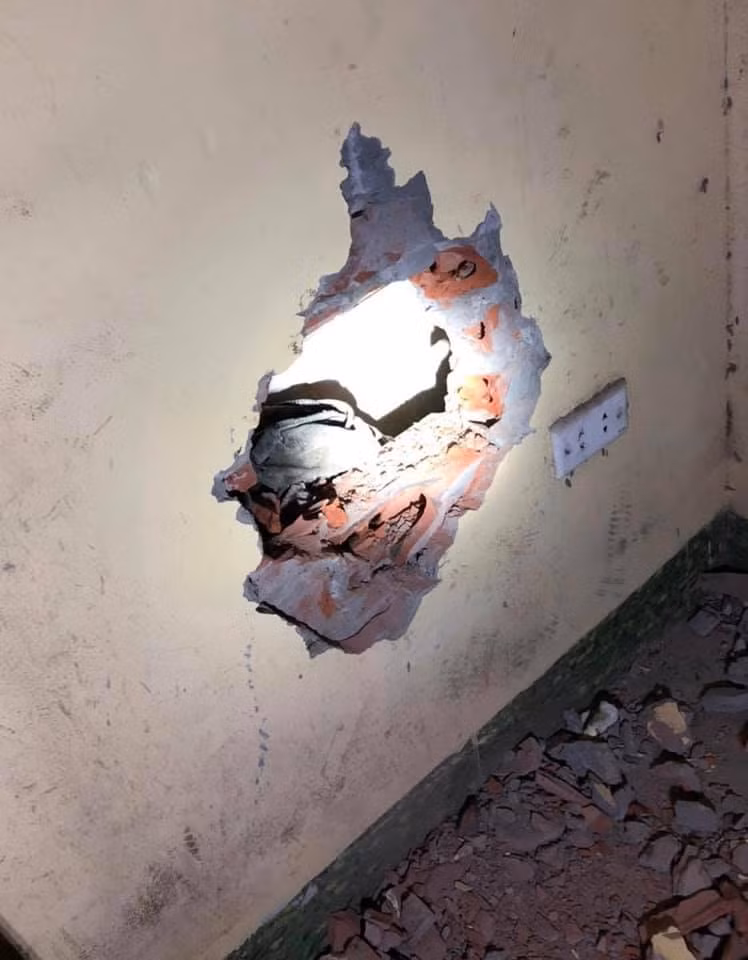 Do khe tường quá hẹp, lực lượng chức năng đã phải đục tường để đưa cháu ra ngoài với nỗ lực bằng mọi cách bảo đảm an toàn cho cháu. 