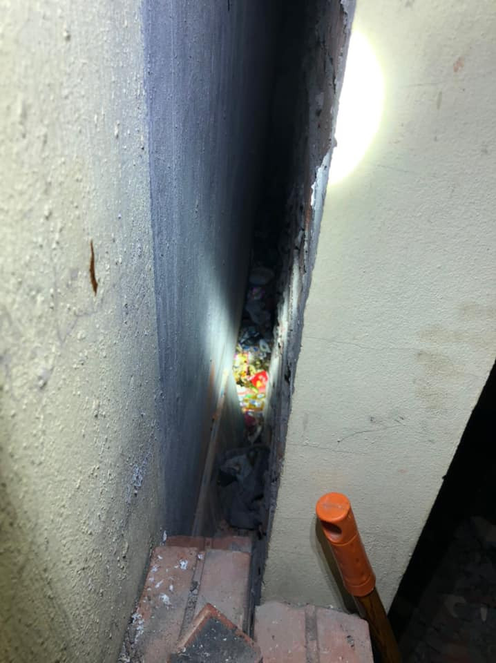 Ngay sau khi nhận được thông tin, Đội Cảnh sát Phòng cháy chữa cháy và cứu nạn cứu hộ Công an huyện Gia Lâm cùng Công an thị trấn Trâu Quỳ đã khẩn trương có mặt tại hiện trường tìm cách giải cứu cháu bé.