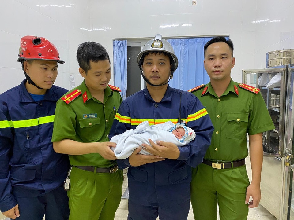 Hiện vụ phát hiện bé trai sơ sinh bị bỏ rơi đang được cơ quan chức năng điều tra, làm rõ. &gt;&gt;&gt; Xem thêm video: Hà Tĩnh: Bé trai 3 tháng tuổi bị bỏ rơi. Nguồn: VTC 14.