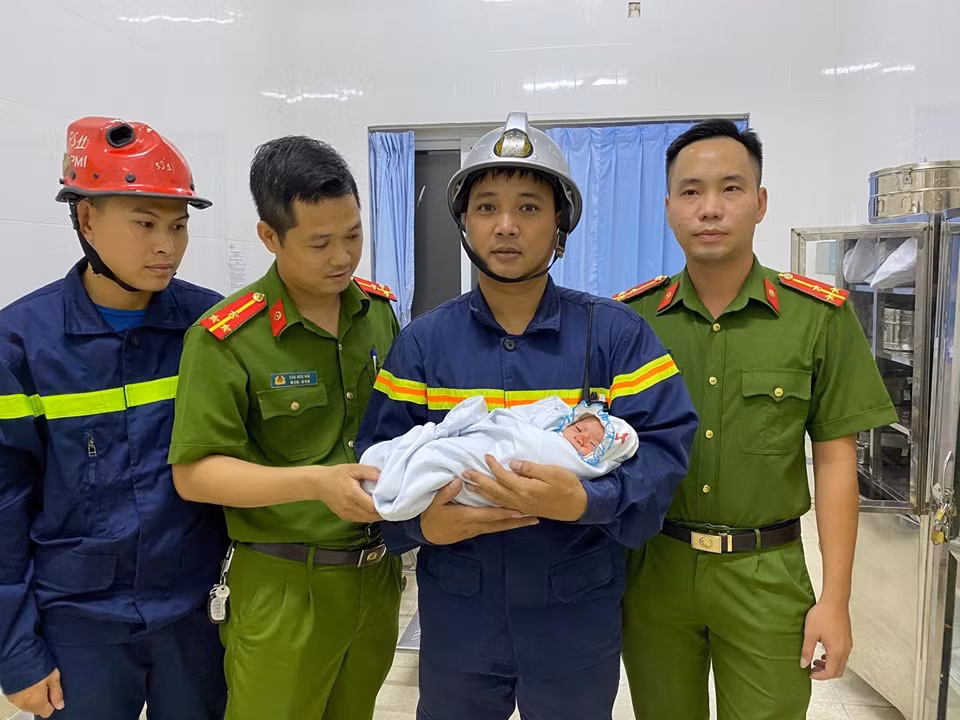 Hiện vụ phát hiện bé trai sơ sinh bị bỏ rơi đang được cơ quan chức năng điều tra, làm rõ. >>> Xem thêm video: Hà Tĩnh: Bé trai 3 tháng tuổi bị bỏ rơi. Nguồn: VTC 14.