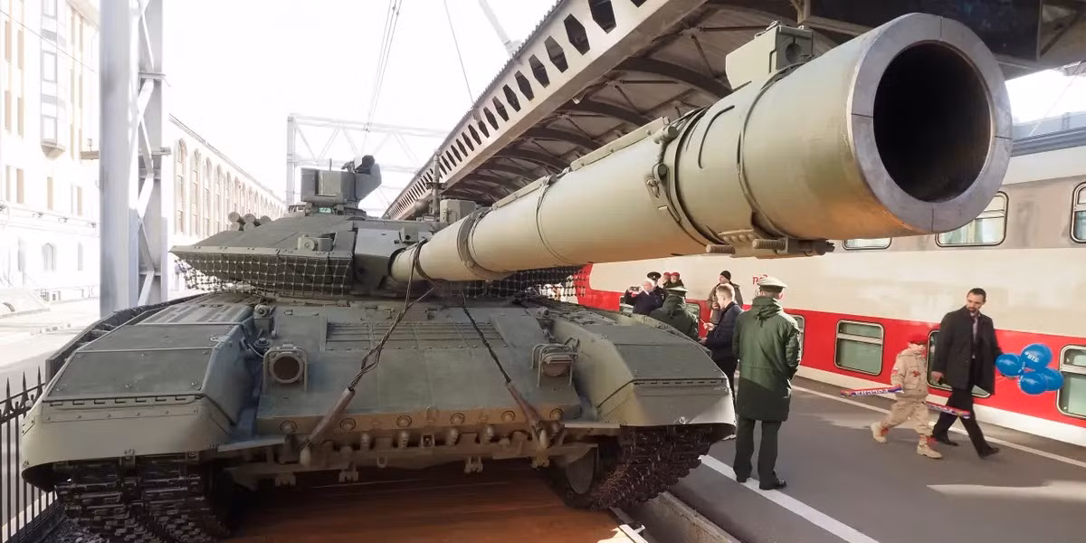  Xe tăng T-90M Provyv là phiên bản hiện đại hóa của mẫu MBT được Nga đưa vào biên chế kể từ năm 1994. Mẫu T-90 này được nâng cấp đáng kể về độ cứng, độ cơ động và hỏa lực.