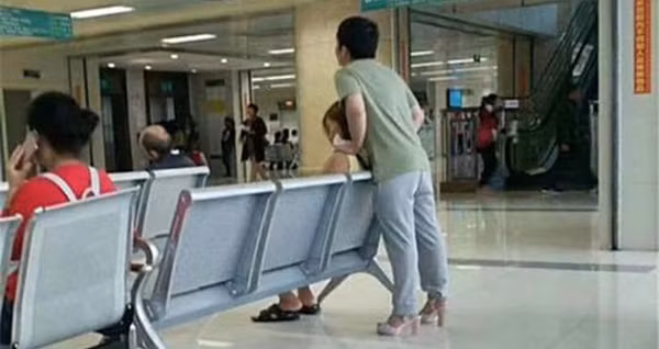 Ban trai soai ca tinh nguyen di giay cao got ho ban gai