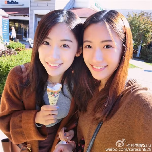 Mẹ của Vũ Đồng và Vũ Mộng nghẹn ngào tâm sự trên Weibo về thành tích học tập của hai cô con gái cưng. Bà viết: "Tôi thật may mắn khi có được những cô con gái vừa xinh đẹp, vừa giỏi giang như thế này. Tôi tự hỏi kiếp trước mình đã cứu thế giới chăng? Để có được thành tích như ngày hôm nay, các con tôi đã nỗ lực rất nhiều. Tôi rất tự hào về chúng, bởi chúng luôn cố gắng đến cùng để theo đuổi ước mơ".