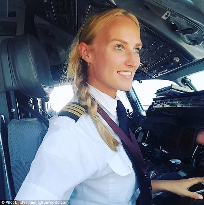  Nữ phi công xinh đẹp Lindy Mariëlle Kats, 24 tuổi, đã thu hút hơn 80.000 người theo dõi trên mạng xã hội Instagram với những trải nghiệm khám phá trên mặt đất và bầu trời.
