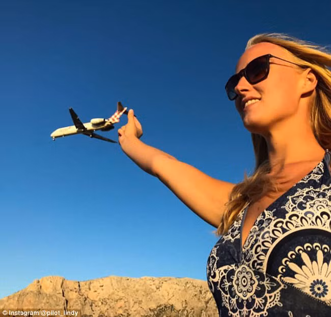 Cô gái trẻ tinh nghịch chụp ảnh “túm” đuôi máy bay Boeing 717. Đây loại máy bay cô thường điều khiển.