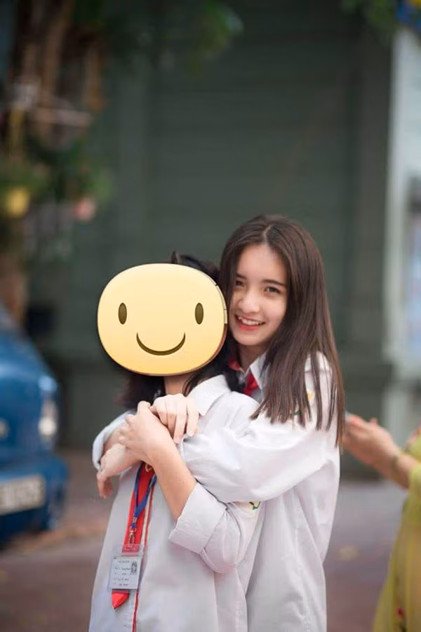 Đã có rất nhiều nữ sinh tại các trường cấp 2, cấp 3 trên cả nước nổi tiếng chỉ sau một đêm nhờ khoảnh khắc xuất thần nào đó. Cuộc sống của nhân vật chính khi được chú ý ít nhiều có sự thay đổi, cùng với niềm vui chính là sự lo lắng khi bỗng chốc trở thành tiêu điểm của những lời khen chê trái chiều.