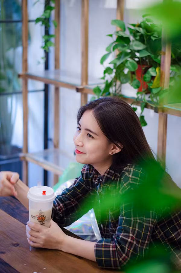 Cùng ngắm thêm một số hình ảnh khác của nữ sinh chuyên Anh bất ngờ nổi tiếng nhờ khoảnh khắc xinh đẹp và nụ cười răng khểnh.