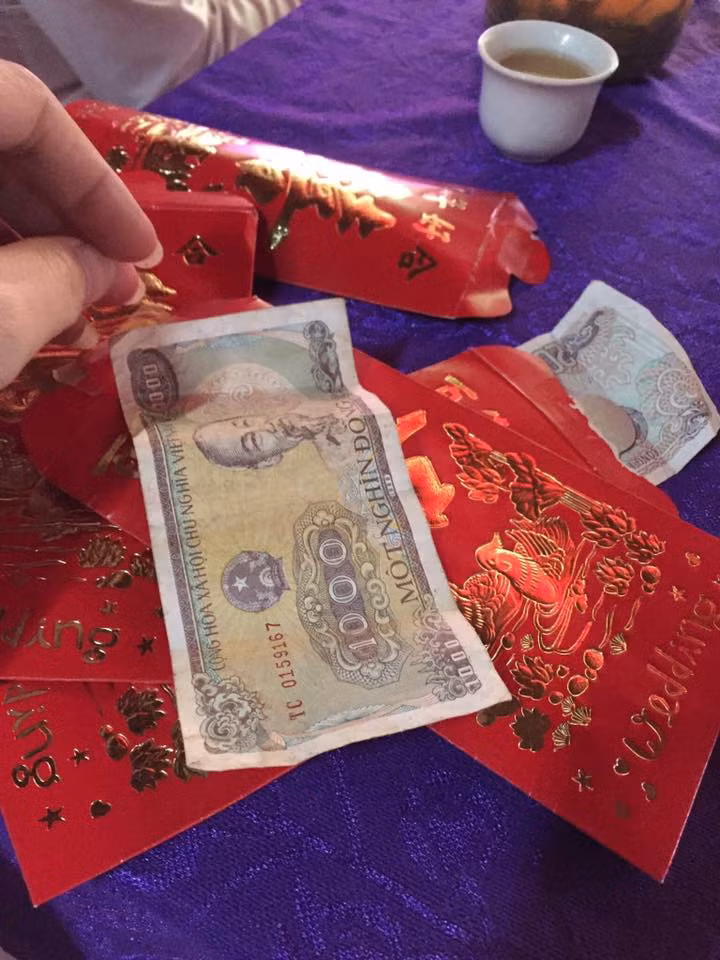 Vẫn biết số tiền trong các phong bao lì xì có thể không quan trọng, hạnh phúc của cô dâu, chú rể mới là điều cần được quan tâm nhất. Tuy nhiên chỉ một hành động nhỏ, không đúng mực của những người làm nhiệm vụ bê tráp cần phải bị nhắc nhở.