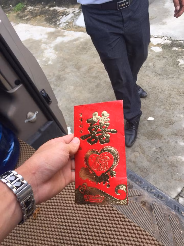 Trên trang Facebook cá nhân của mình, K.D cho biết không định công khai chuyện này nhưng vì quá bức xúc khi lần đầu chàng trai này đi bê tráp đã nhận phải "trái đắng".