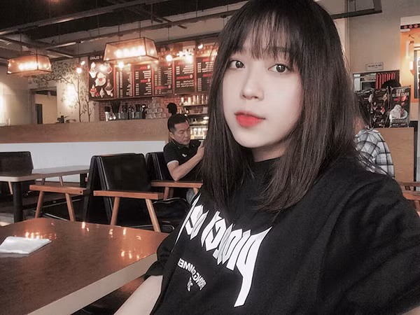 Người ta thường nói: 'không có cô gái nào xấu, chỉ có cô gái không biết làm đẹp'. Chính vì thế, dù sở hữu chiều cao khiêm tốn và cân nặng hơi nhỉnh hơn một chút nhưng cô gái Bắc Ninh tên Nguyễn Thị Hằng vẫn là gương mặt được chú ý nhờ cách trang điểm cũng như chọn trang phục phù hợp với vẻ ngoài của mình.