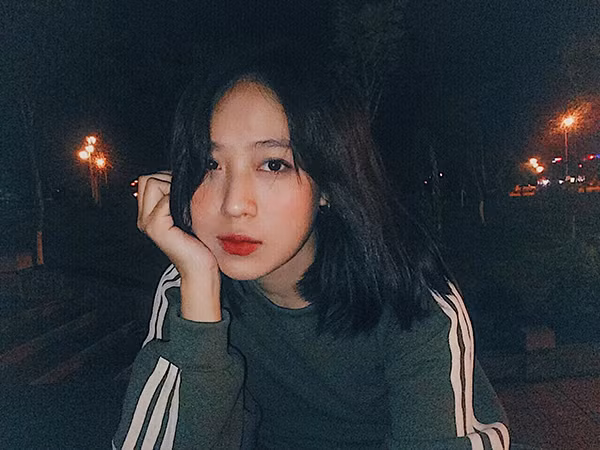 Hằng sinh năm 1994, quê ở Bắc Ninh, cô nàng vừa tốt nghiệp trường Đại học Kinh doanh và Công nghệ Hà Nội.