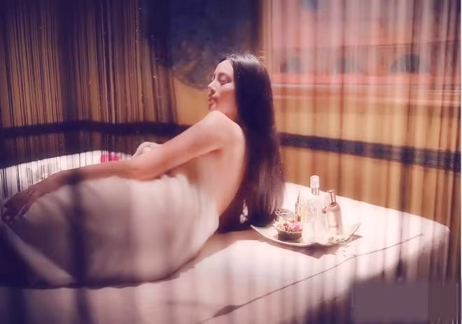 Tuy nhiên ngay lúc sự nghiệp thăng tiến, người đẹp Huyền Baby bất ngờ “theo chồng bỏ cuộc chơi”. Cô từ bỏ hào quang showbiz, tập trung chăm sóc gia đình và phát triển sự nghiệp kinh doanh.