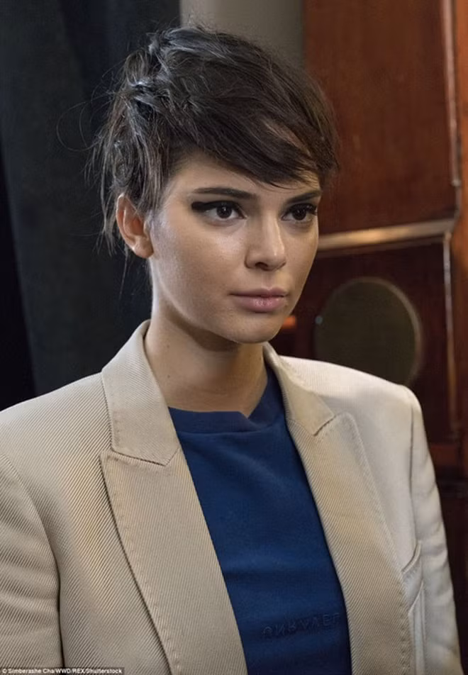 Mới đây, Kendall Jenner bị phát hiện làn da sần sùi, kém sắc mặc dù đã trang điểm. Mụn xuất hiện nhiều ở vùng dưới cằm khiến cho nhiều cư dân mạng vỡ lẽ rằng vì sao Kendall luôn dùng tay che phần dưới mặt. Là một người mẫu đang được rất yêu thích hiện tại, nhưng dường như việc giữ gìn cho làn da được khỏe đối với Kendall lại quá khó khăn