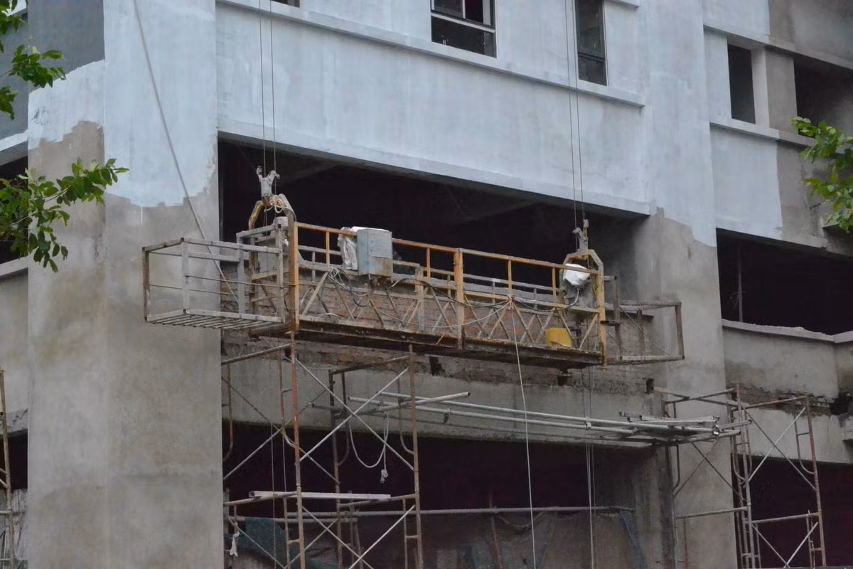 ... cùng máy móc, thiết bị xây dựng.