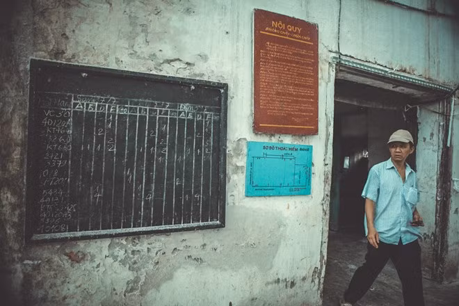 Sau nhiều ngày thi công tháo dỡ, nhà máy dệt Nam Định chỉ còn tồn tại dãy căn tin và xưởng dệt để đảm bảo việc làm cho công nhân. (Ảnh: Minh Sơn/Vietnam+)