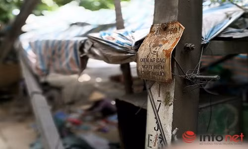 Mặc dù xung quanh đã chân cột điện đều có biển cảnh báo nhưng những người lao động này vẫn không quan tâm và hàng ngày vẫn "hồn nhiên" làm việc dưới chân cột điện cao thế.