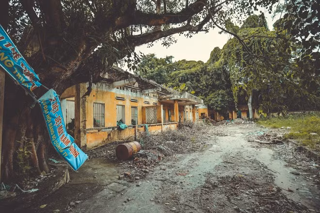 Thời kỳ Mỹ tiến hành Chiến tranh phá hoại Miền Bắc năm 1965. Nhiều phân xưởng vừa được phục hồi sản xuất chưa lâu lại tan hoang vì bom đạn của giặc Mỹ. (Ảnh: Minh Sơn/Vietnam+)