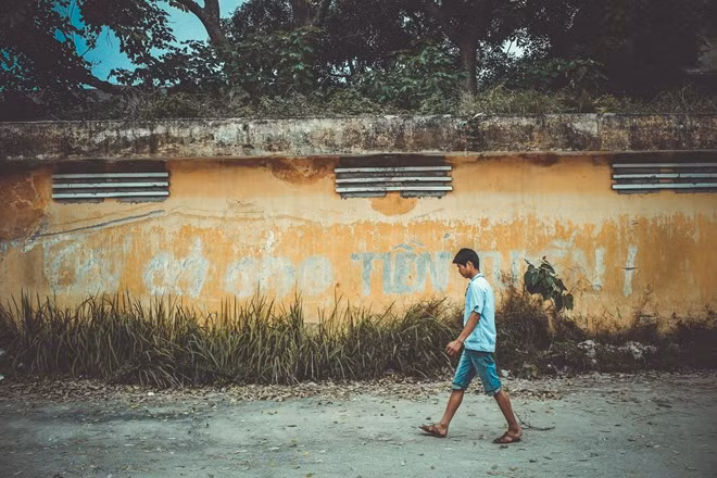 'Tất cả cho tiền tuyến', một biểu ngữ tồn tại từ thời kháng chiến chống Mỹ cứu nước. (Ảnh: Minh Sơn/Vietnam+)