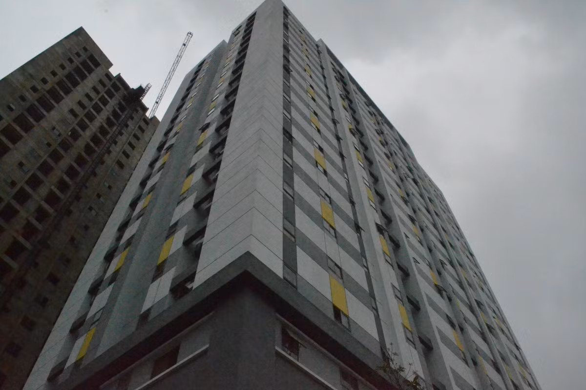 Trong khi đó, ông Vũ Ngọc Đạm - Trưởng phòng phát triển nhà (Sở Xây dựng Hà Nội) cho hay việc xét duyệt hồ sơ mua nhà ở xã hội do chủ đầu tư tự chấm điểm theo các tiêu chí mà Chính phủ và UBND TP đã quy định rõ.